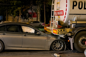 Facianın Eşiğinden Dönüldü: Otomobil Akaryakıt Tankerine Çarptı