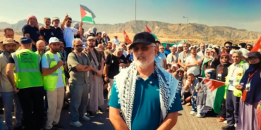 Filistin Konvoyu İbrahim Halil Sınır Kapısı’nda: İzin Çıkana Kadar Oturma Eylemi