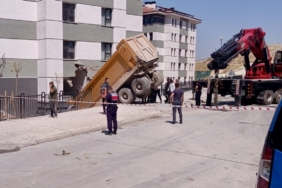 Freni boşalan hafriyat kamyonu TOKİ konutlarına çarptı: Sürücü yaralandı
