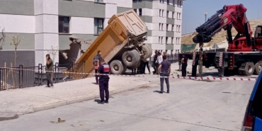 Freni boşalan hafriyat kamyonu TOKİ konutlarına çarptı: Sürücü yaralandı