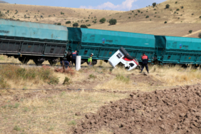 Hemzemin Geçitte Korkutan Çarpışma: Yük Treni Kamyona Çarptı