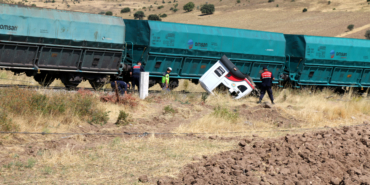 Hemzemin Geçitte Korkutan Çarpışma: Yük Treni Kamyona Çarptı