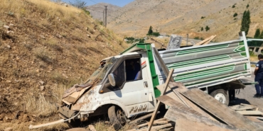 Kontrolden Çıkan Kamyonet Toprak Alana Çarptı: 2 Yaralı