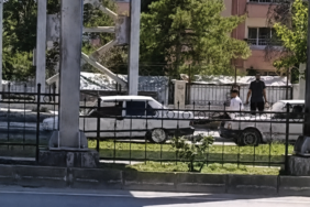Malatya’da Şaşırtan Manzara: Aracı Ayaklarıyla İtti