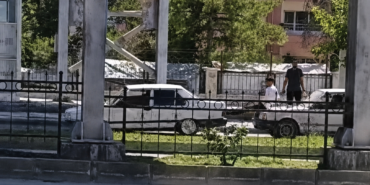 Malatya’da Şaşırtan Manzara: Aracı Ayaklarıyla İtti