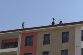 Paralarını Alamayan İşçilerin TOKİ Konutlarının Çatısına Çıktı