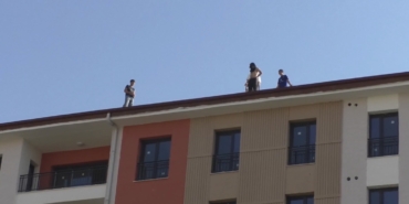 Paralarını Alamayan İşçilerin TOKİ Konutlarının Çatısına Çıktı