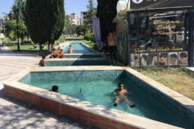 Sıcaktan Bunalan Çocukların Serinlik Adresi Süs Havuzu Oldu