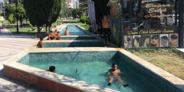 Sıcaktan Bunalan Çocukların Serinlik Adresi Süs Havuzu Oldu
