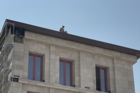 Valilik Karşısında Çatıya Çıkarak Hakkını İstedi