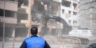 Yeşilyurt’ta Riskli Yapıya Müdahale: Üç Katlı Metruk Bina Yıkıldı