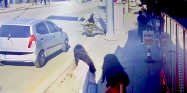 Ani Sağa Dönüş Kazayı Getirdi: Motosikletli Elektrik Panosuna Çarptı