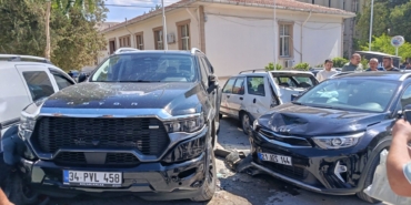 Kontrolden Çıkan Araç Park Halindeki 4 Araca Çarptı