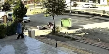 Kontrolden Çıkan Otomobil Motosiklete Çarptı: O Anlar Kamerada