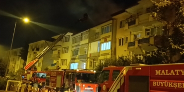 Malatya’da 4 Katlı Binanın Çatısında Yangın