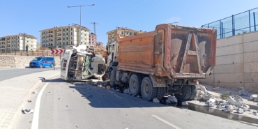 Malatya’da İki Hafriyat Kamyonu Çarpıştı: 1 Yaralı