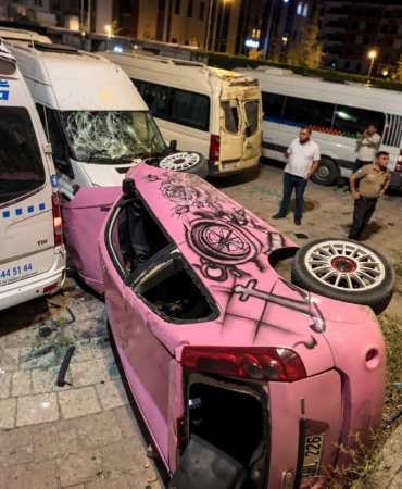 Malatya’da Otomobil Otoparka Uçtu, Ortalık Savaş Alanına Döndü