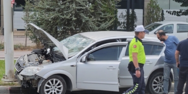 Malatya’da otomobil trambüs direğine çarptı: 2’si çocuk 4 yaralı