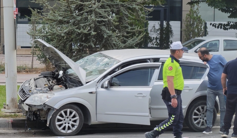 Malatya’da otomobil trambüs direğine çarptı: 2’si çocuk 4 yaralı