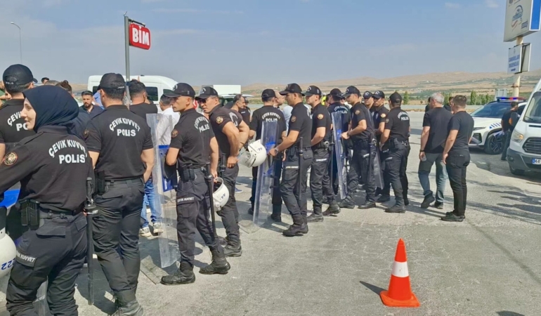 Ölümlü Kazanın Ardından Halk Yola İndi: “Daha Kaç Can Gidecek?”