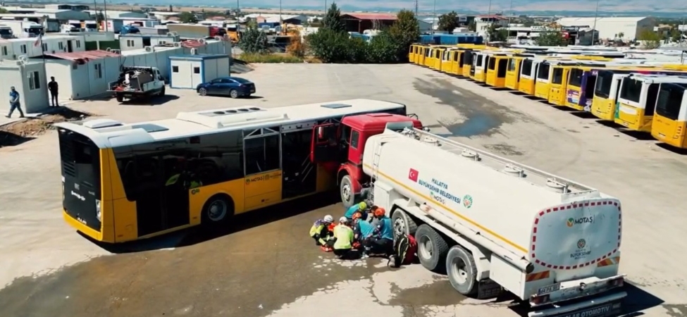 Otobüsle Tanker Çarpıştı, Ekipler Seferber Oldu
