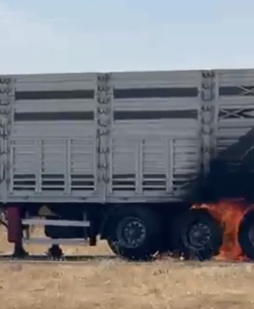 Seyir Halindeki Tırın Dorsesi Alev Aldı