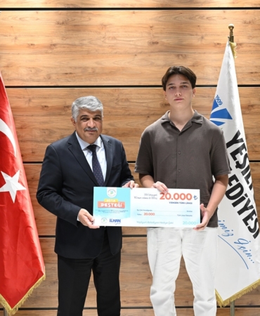 YKS’de Derece Yapan 31 Öğrenciye Başarı Ödülü