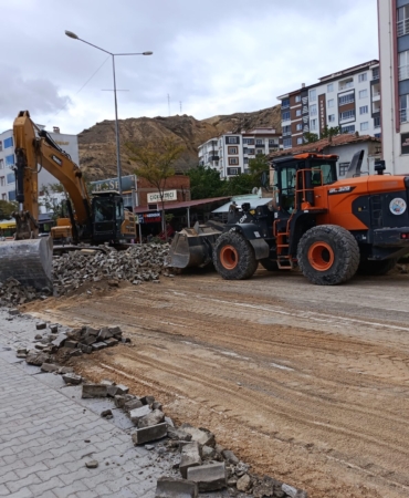 Darende’de D-300 Kara Yoluna Sıcak Asfalt