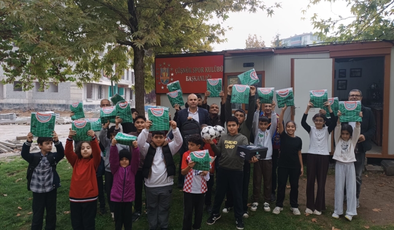 Malatya’da Minik Ressamlar Cumhuriyet Coşkusunu Resimlerine Yansıttı