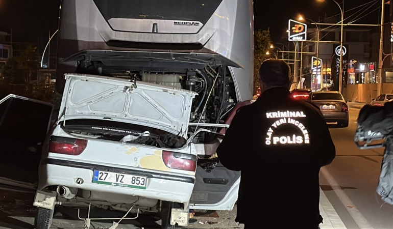 Malatya’da Otomobil Otobüsün Altına Girdi: 1’i Ağır 3 Yaralı