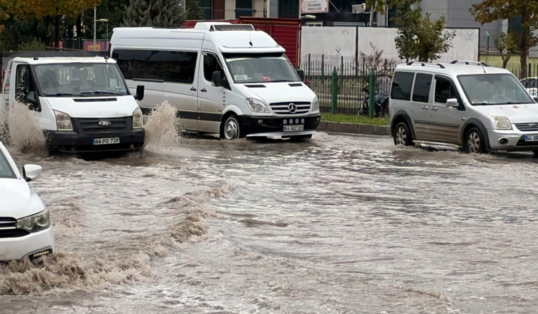Malatya’da Sağanak Yağış Hayatı Olumsuz Etkiledi
