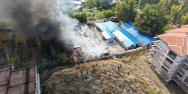 Malatya’da Şantiye Alanında Yangın: 30 Konteyner Zarar Gördü
