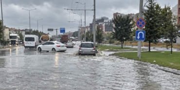Malatya’da Sokaklar Göle Döndü, İşyerlerini Su Bastı