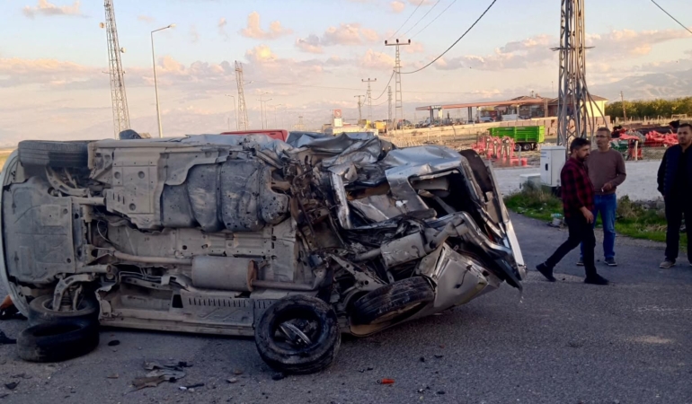 Yazıhan'da Minibüs İle Otomobil Çarpıştı: 1’i Ağır 3 Yaralı