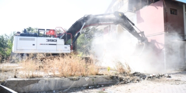 Yeşilyurt’ta Risk Oluşturan Metruk Bina Yıkıldı